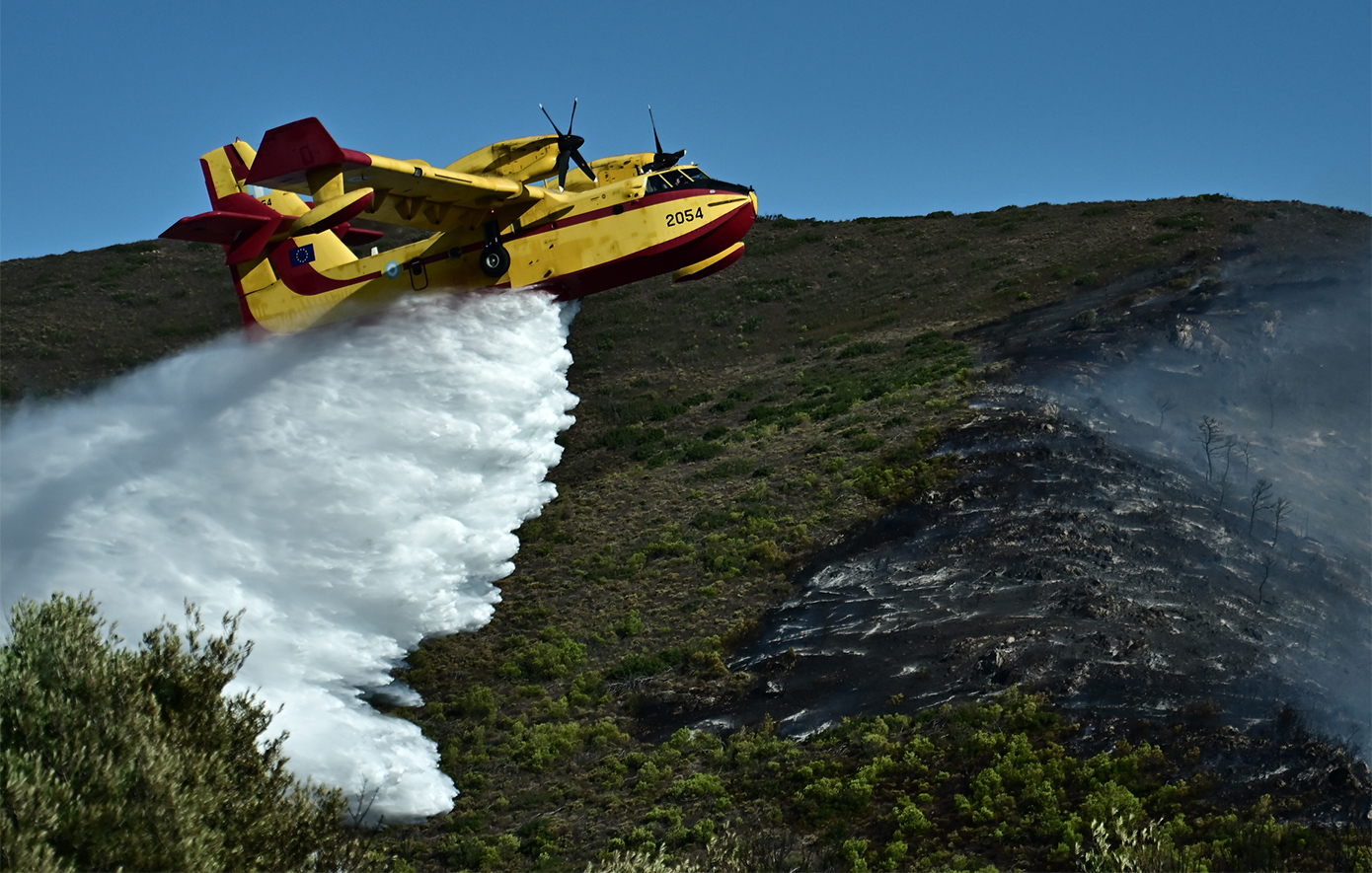 Η φωτιά σε χαμηλή βλάστηση στο Καματερό τέθηκε υπό πλήρη έλεγχο