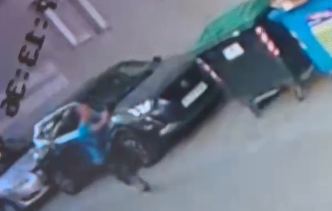 Η στιγμή που ο 59χρονος πυροβολεί κατά των εργαζομένων καθαριότητας στου Γκύζη – Δείτε το βίντεο-ντοκουμέντο