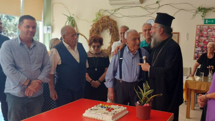 Ρεθυμνιώτης έφτασε τα 100 και γιόρτασε με τρία κεριά στην τούρτα του