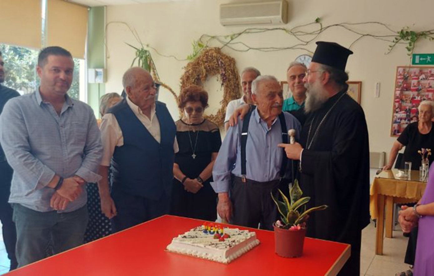 Ρεθυμνιώτης έφτασε τα 100 και γιόρτασε με τρία κεριά στην τούρτα του