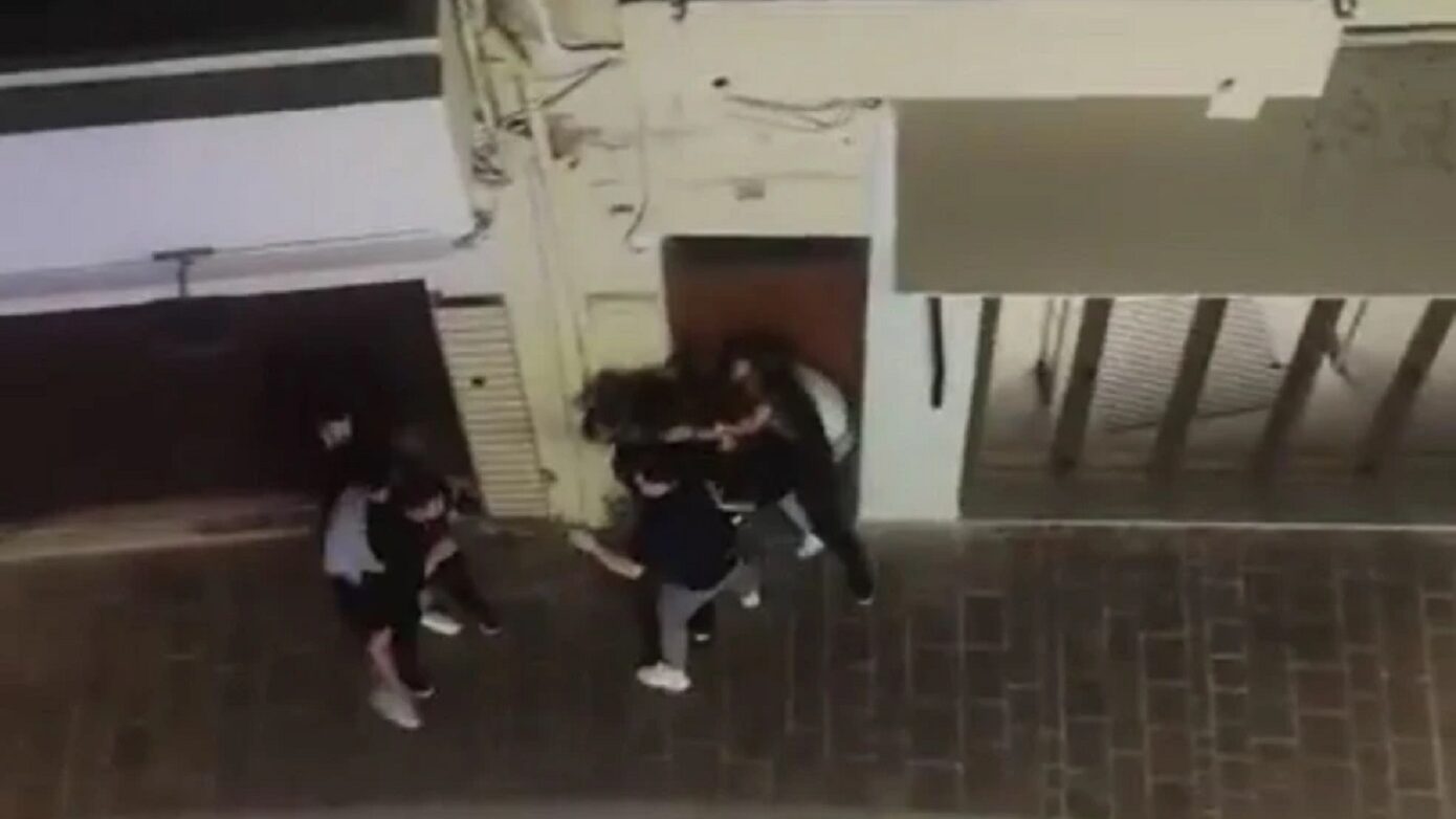 Συνελήφθησαν οι τρεις νεαροί που έριξαν ανήλικο σε τζαμαρία στο Ρέθυμνο – Ελεύθεροι λόγω μη υποβολής μήνυσης από τα θύματα