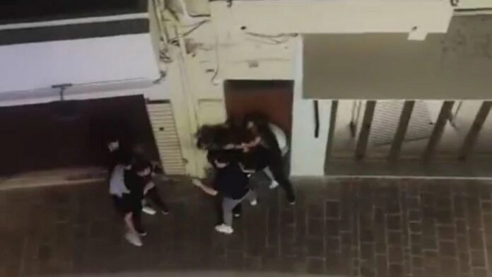 Συνελήφθησαν οι τρεις νεαροί που έριξαν ανήλικο σε τζαμαρία στο Ρέθυμνο – Ελεύθεροι λόγω μη υποβολής μήνυσης από τα θύματα