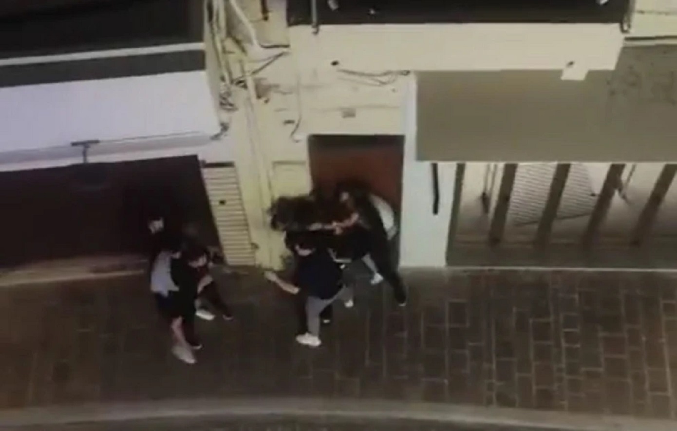 Συνελήφθησαν οι τρεις νεαροί που έριξαν ανήλικο σε τζαμαρία στο Ρέθυμνο – Ελεύθεροι λόγω μη υποβολής μήνυσης από τα θύματα