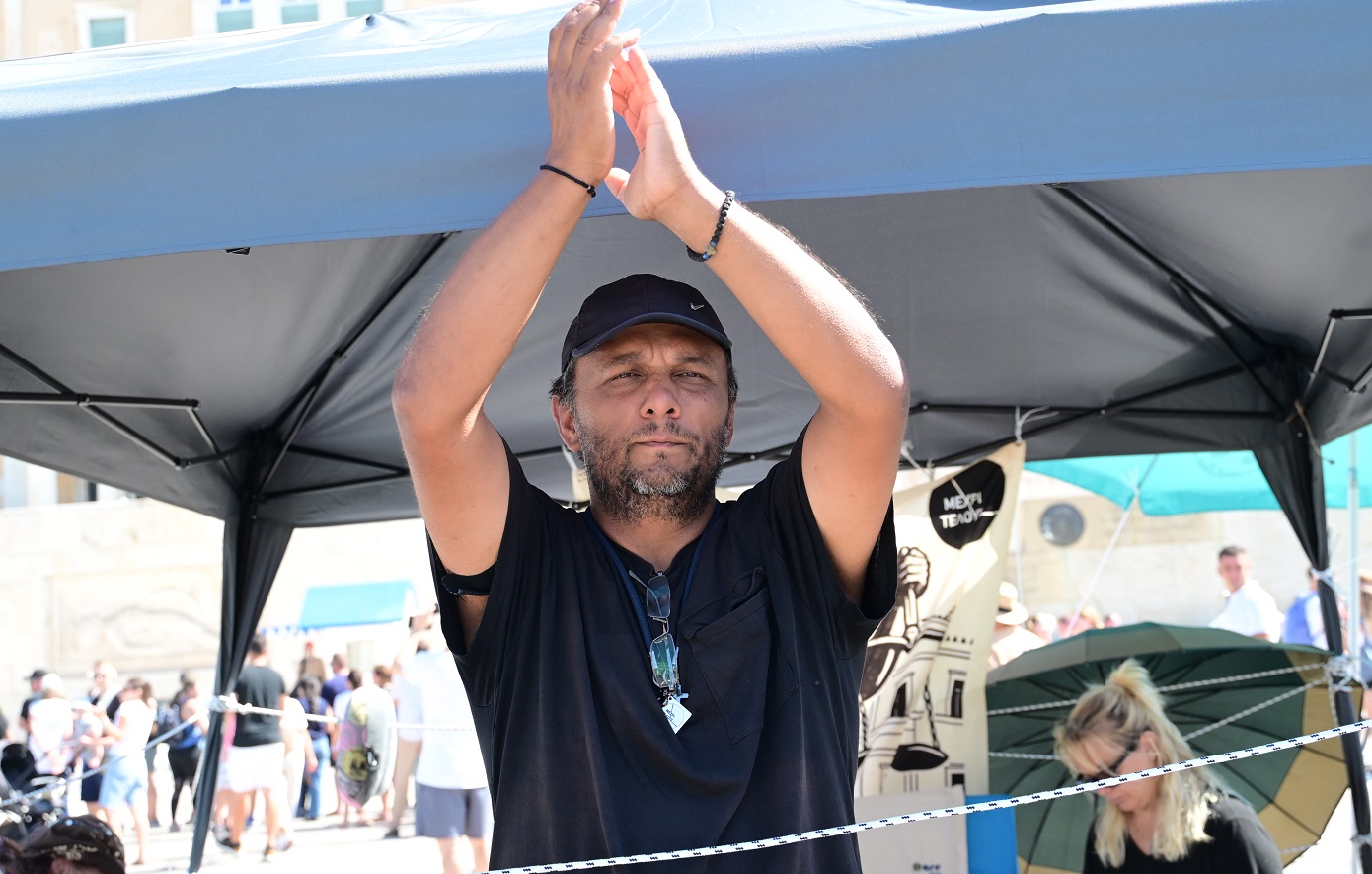 «Μας εμπαίζουν» η αντίδραση του Πάνου Ρούτσι για την έγκριση εκταφής του γιου του – Συνεχίζει την απεργία πείνας