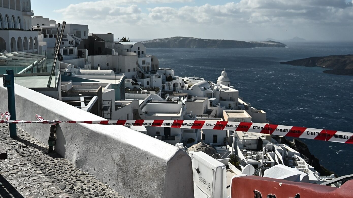 Αποκαλύφθηκε το μυστήριο των 30.000 σεισμών που ταρακούνησαν τη Σαντορίνη στις αρχές του έτους