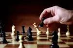 Πρωτοφανής νίκη Έλληνα σκακιστή επί του παγκόσμιου πρωταθλητή – Ο 25χρονος Νικόλας Θεοδώρου γράφει ιστορία