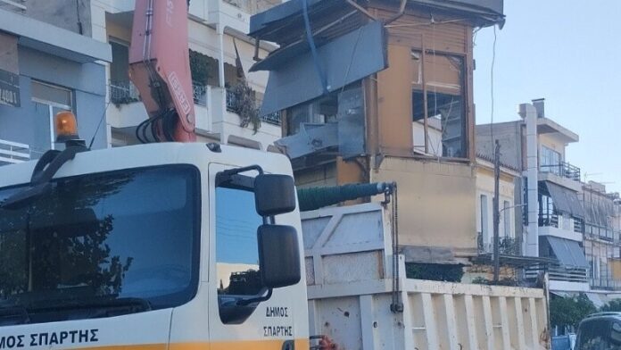 Αποξήλωση εγκαταλελειμμένου κιόσκιου από το κέντρο της Σπάρτης