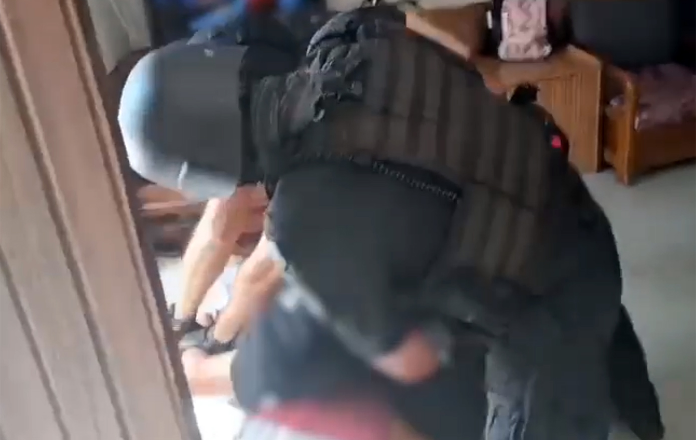 Η στιγμή που αστυνομικοί συλλαμβάνουν άνδρα για αποψίλωση ολόκληρης πλαγιάς βουνού