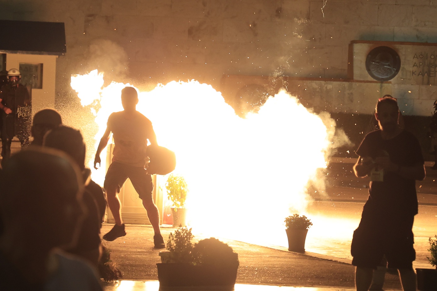 Συγκρούσεις με μολότοφ στο Σύνταγμα μετά τη διαμαρτυρία για τα Τέμπη