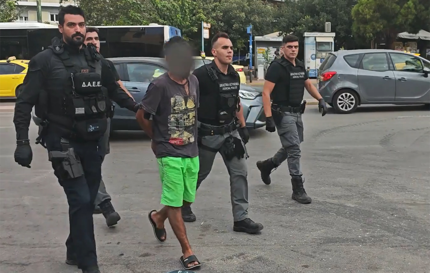 Ενώπιον του ανακριτή ο 32χρονος «δράκος» που τρομοκρατούσε γυναίκες στο Αιγάλεω και ισχυρίζεται ότι ανήκει στο ISIS