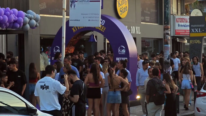 Τεράστια ουρά στο Χαλάνδρι για τα εγκαίνια νέου καταστήματος γνωστής αμερικανικής αλυσίδας fast food