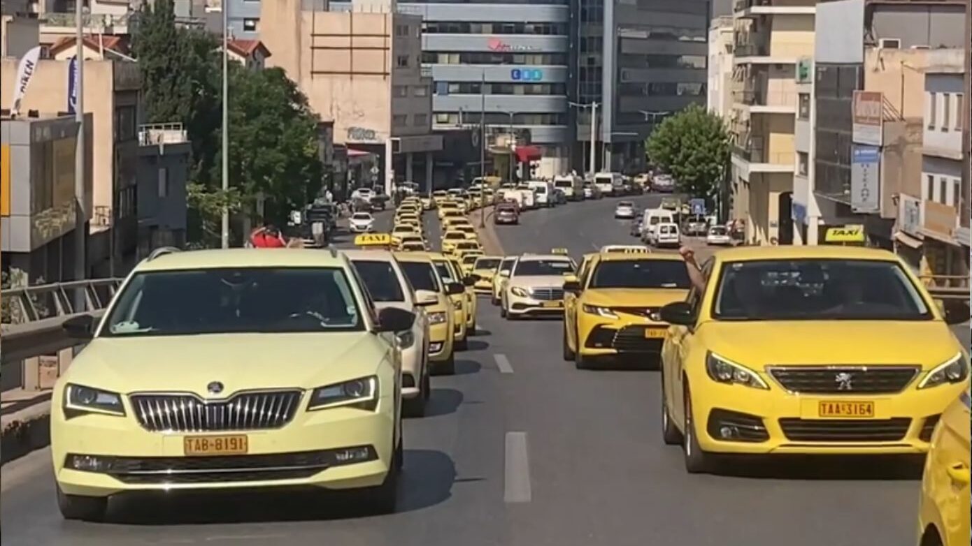 Πομπή ταξί «παρέλυσε» την Αθήνα – Καταιγισμός οχημάτων στο υπουργείο Μεταφορών
