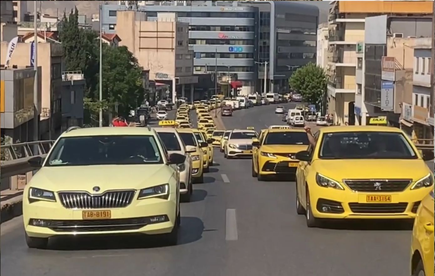Πομπή ταξί «παρέλυσε» την Αθήνα – Καταιγισμός οχημάτων στο υπουργείο Μεταφορών
