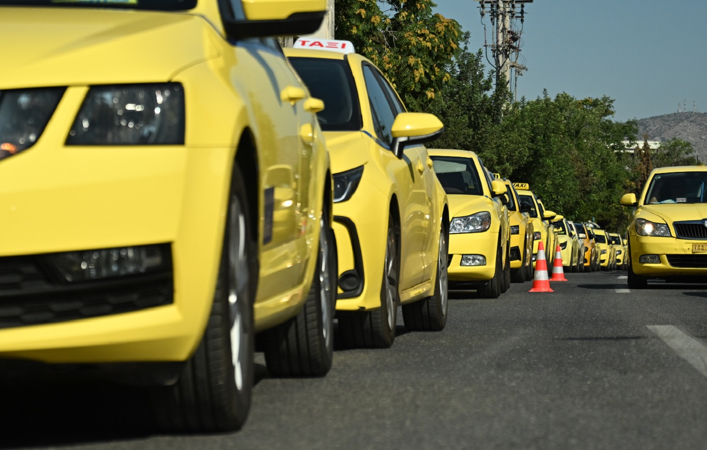 Διαμαρτυρία ταξί στο Σύνταγμα για το αίτημα του Πάνου Ρούτσι: «Σήμερα είμαστε ενωμένοι, δεν κάνουμε συνδικαλισμό»