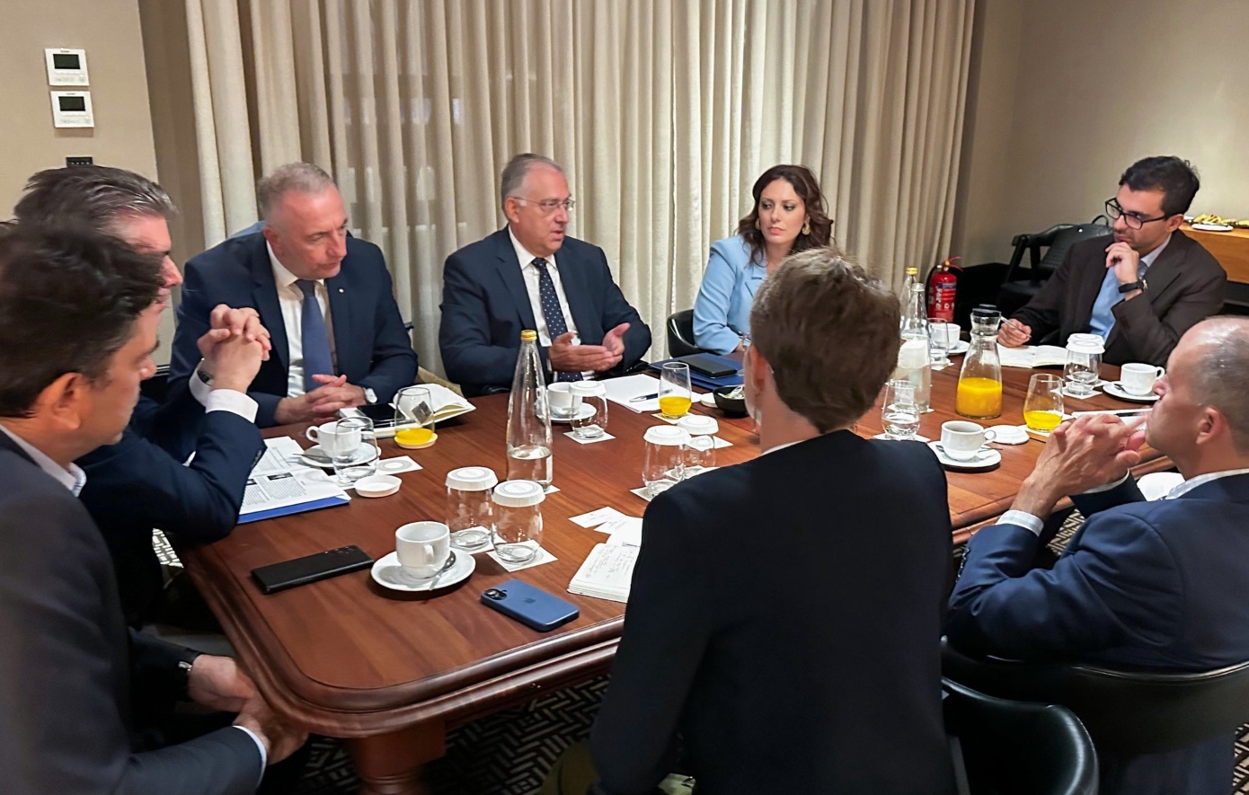 Ο υπουργός Ανάπτυξης Τάκης Θεοδωρικάκος συναντήθηκε με στελέχη της OpenAI – Το Σάββατο υπογράφεται Συμφωνία Συνεργασίας