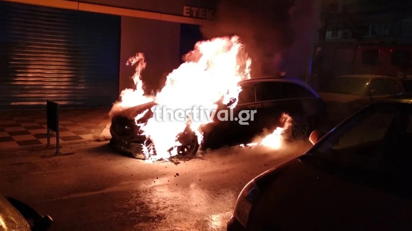 Αυτοκίνητο καρφώθηκε σε βιτρίνα στη Θεσσαλονίκη – Το όχημα παραδόθηκε στις φλόγες, ελαφρά τραυματισμένος ο οδηγός