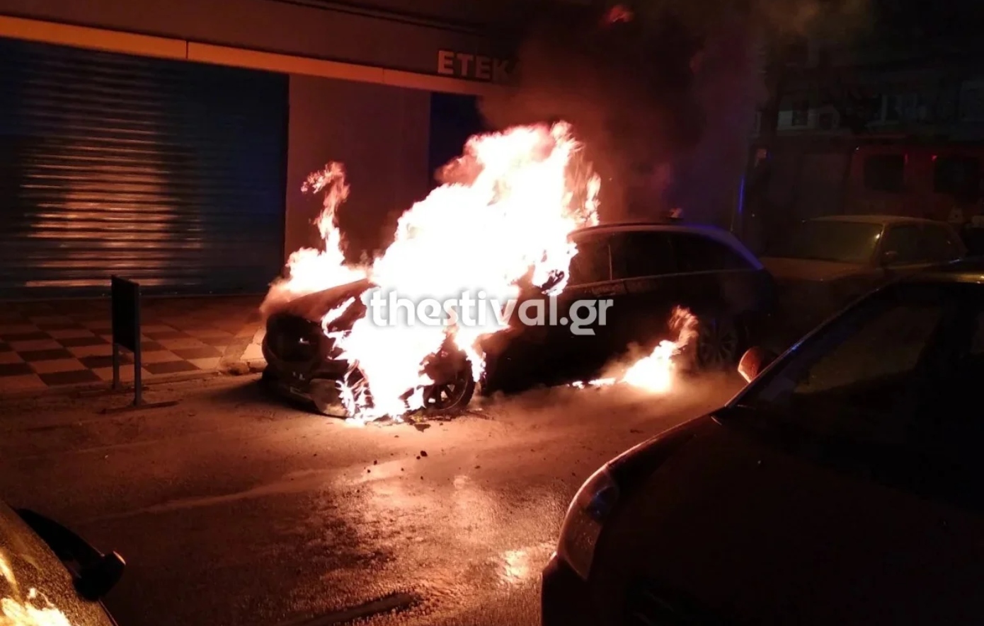 Αυτοκίνητο καρφώθηκε σε βιτρίνα στη Θεσσαλονίκη – Το όχημα παραδόθηκε στις φλόγες, ελαφρά τραυματισμένος ο οδηγός