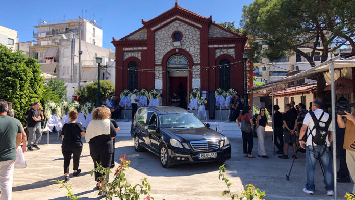 Θλίψη στην κηδεία της «γιαγιάς Τιτίκας» που θυσιάστηκε για να σώσει το 8χρονο κοριτσάκι στο δυστύχημα στην Πάτρα – Δείτε φωτογραφίες