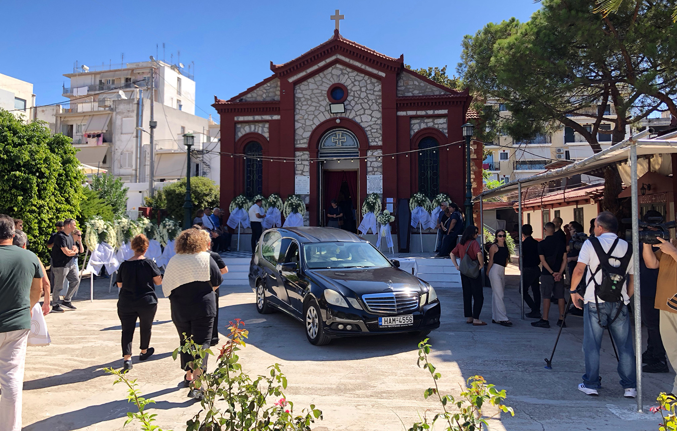 Θλίψη στην κηδεία της «γιαγιάς Τιτίκας» που θυσιάστηκε για να σώσει το 8χρονο κοριτσάκι στο δυστύχημα στην Πάτρα – Δείτε φωτογραφίες