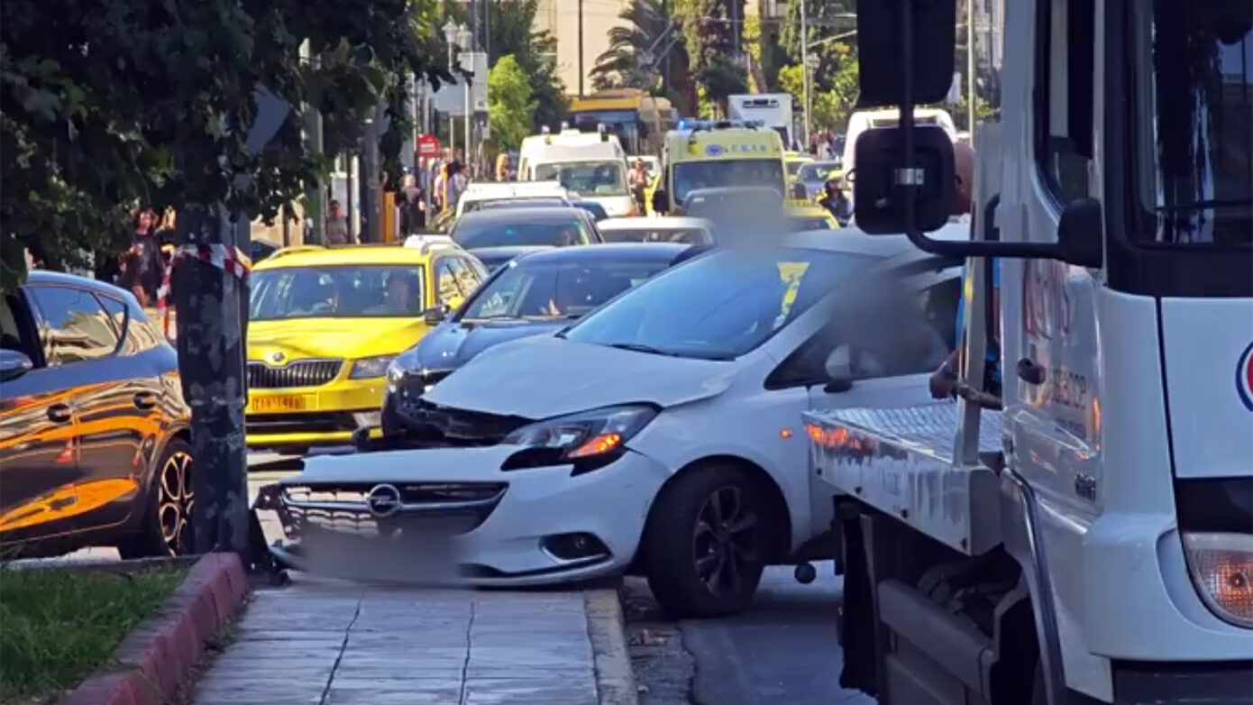 Όχημα συγκρούστηκε με κολόνα στη Βασιλίσσης Σοφίας – Δείτε βίντεο, αυξημένη κυκλοφορία στο σημείο