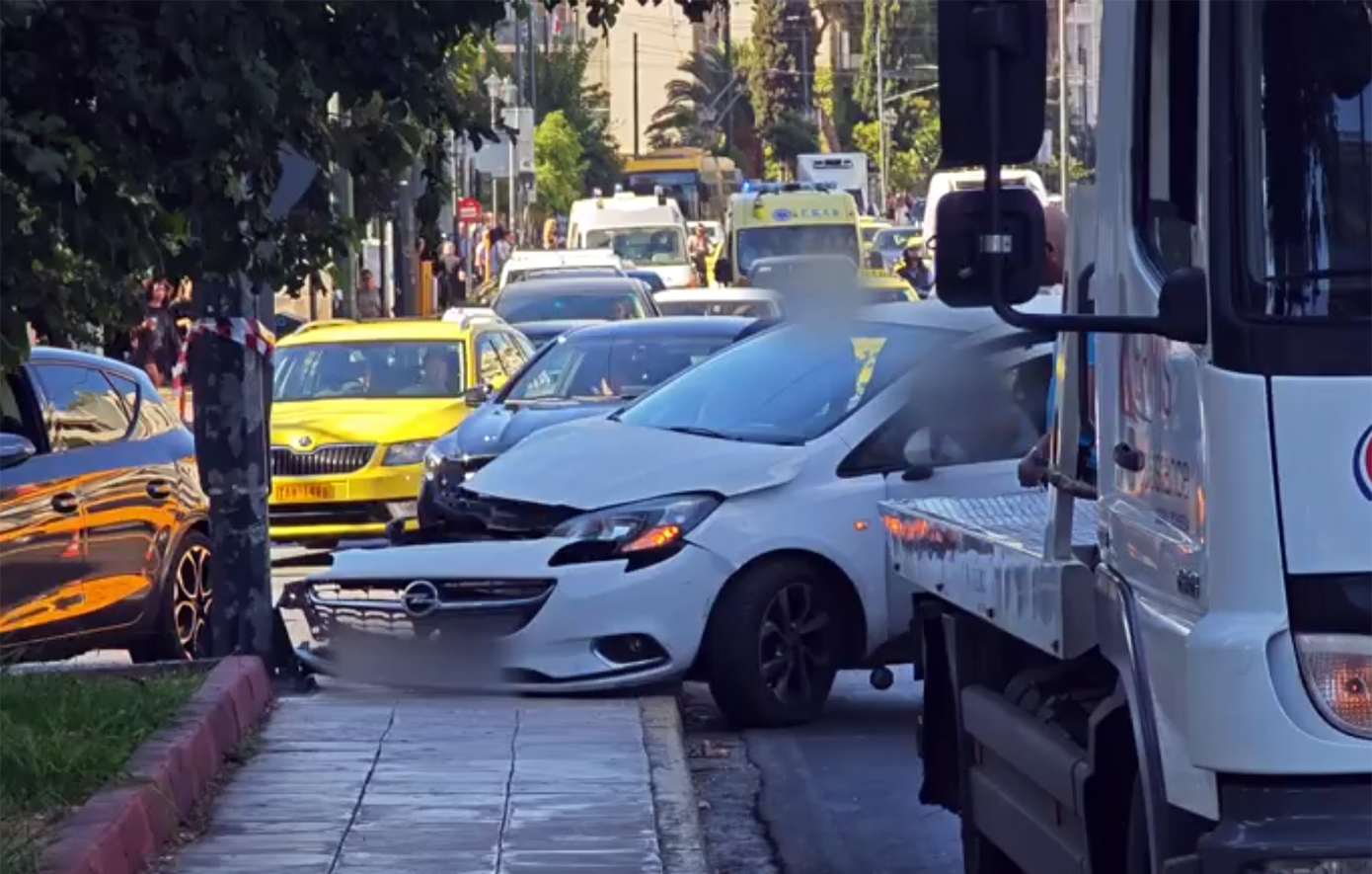 Όχημα συγκρούστηκε με κολόνα στη Βασιλίσσης Σοφίας – Δείτε βίντεο, αυξημένη κυκλοφορία στο σημείο