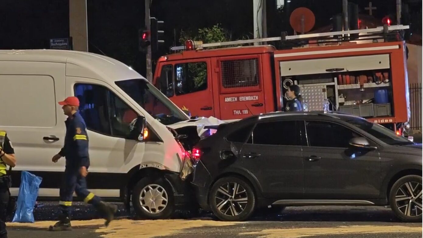 Σοβαρό τροχαίο στη λεωφόρο Βουλιαγμένης με έναν τραυματία – Κλειστή η δεξιά λωρίδα κυκλοφορίας