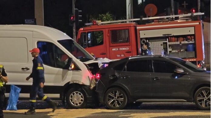 Σοβαρό τροχαίο στη λεωφόρο Βουλιαγμένης με έναν τραυματία – Κλειστή η δεξιά λωρίδα κυκλοφορίας