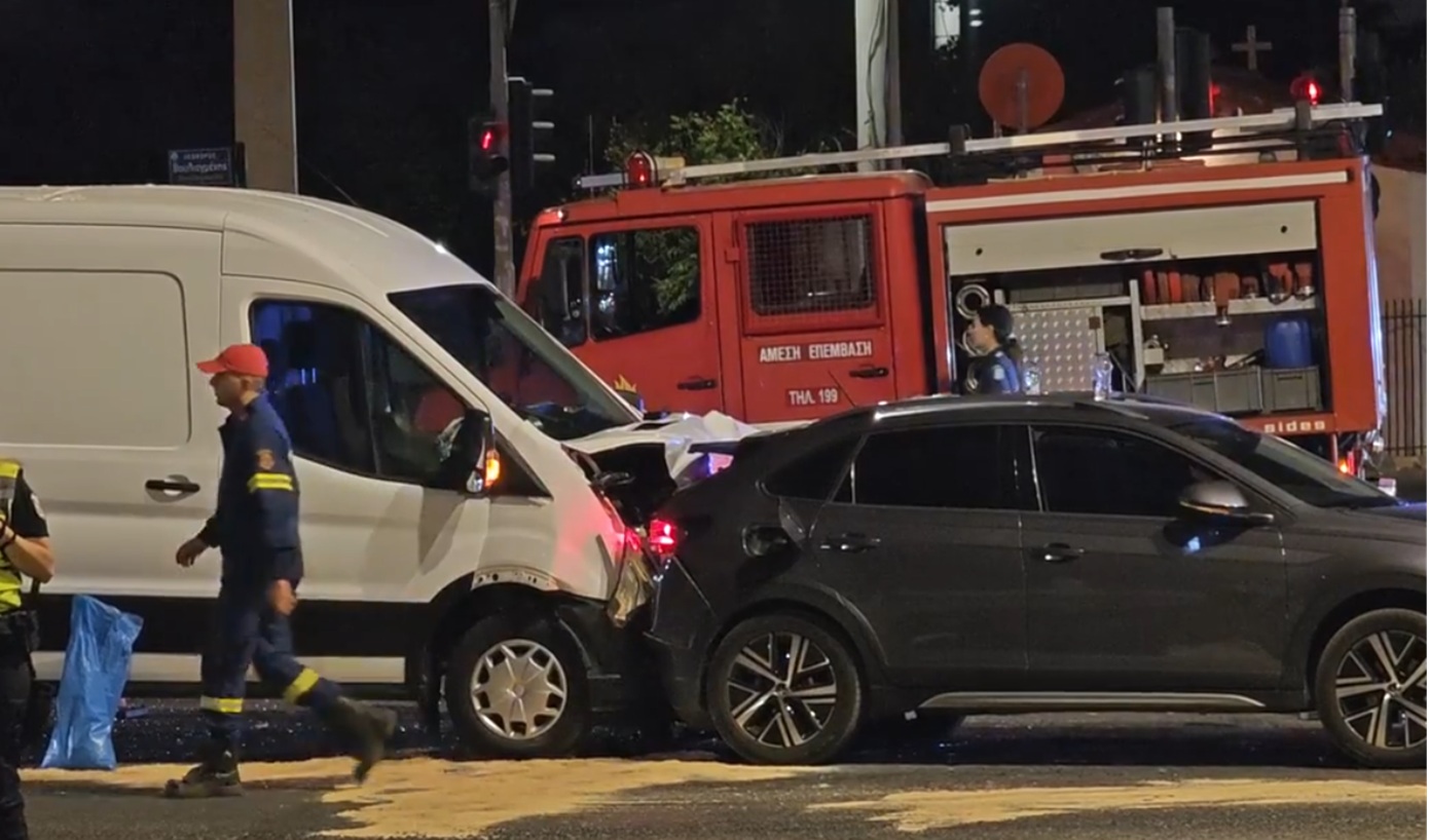 Σοβαρό τροχαίο στη λεωφόρο Βουλιαγμένης με έναν τραυματία – Κλειστή η δεξιά λωρίδα κυκλοφορίας