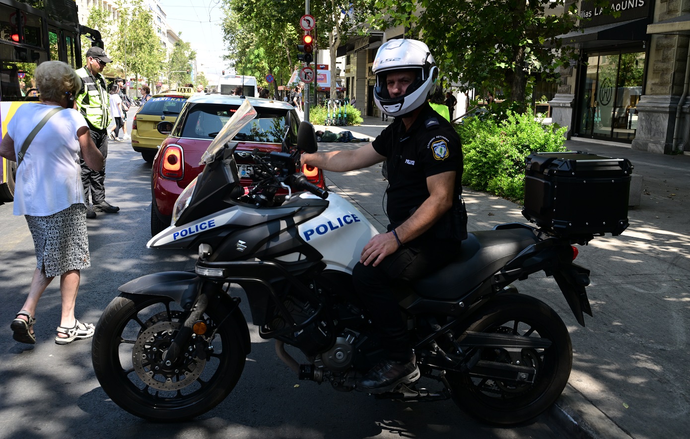 Σοβαρό τροχαίο στον Πειραιά: Αυτοκίνητο προσέκρουσε σε κολώνα, δύο βαριά τραυματίες