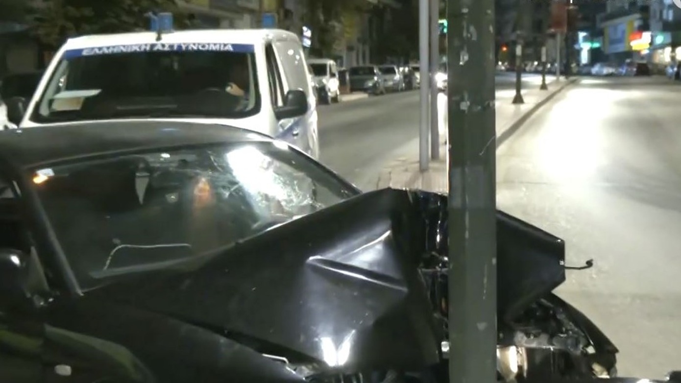 Σοβαρό τροχαίο στα Κάτω Πατήσια: Όχημα προσέκρουσε σε κολώνα – Γυναίκα τραυματίας στο νοσοκομείο