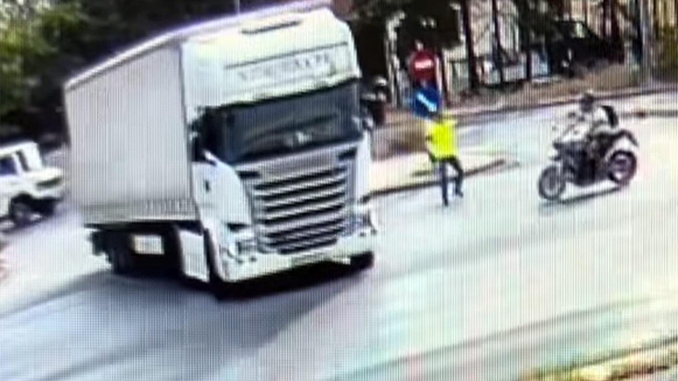 Συγκλονίζουν οι φωτογραφίες από το δυστύχημα με θύμα 29χρονο στη Θεσσαλονίκη – Κακουργηματική κατηγορία στους 4 συλληφθέντες