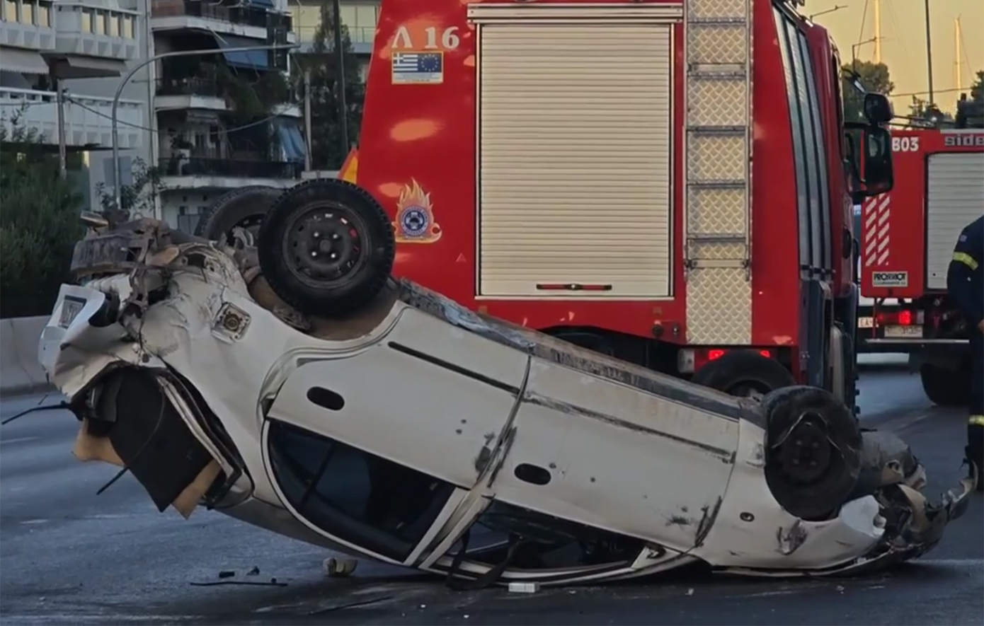 Σοβαρό ατύχημα στην Ποσειδώνος: Στο νοσοκομείο ο οδηγός του ανατραπέντος Ι.Χ. – Κλίση σε φανάρι κυκλοφορίας