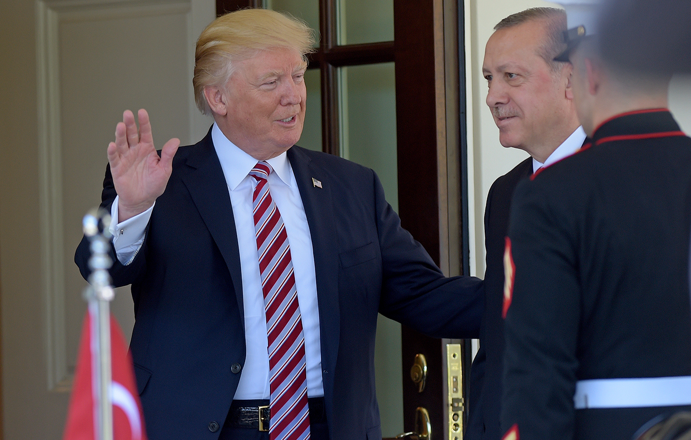 Bloomberg: Ο Ερντογάν καταφθάνει στον Λευκό Οίκο με «λίστα αγορών» άνω των 50 δισ. δολαρίων