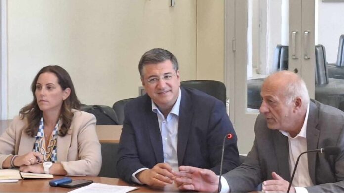 Σύσκεψη Δημάρχου Χίου με τον Απ. Τζιτζικώστα