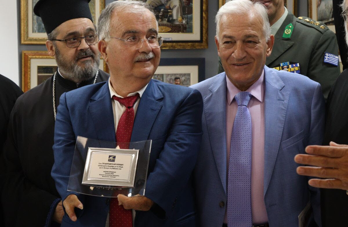 Η ΚΕΔΕ βράβευσε τον καλλιτέχνη Τριαντάφυλλο Ηλιάδη στη ΔΕΘ