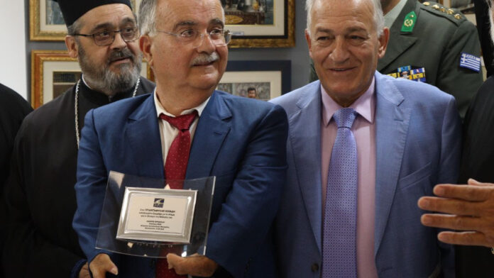 Η ΚΕΔΕ βράβευσε τον καλλιτέχνη Τριαντάφυλλο Ηλιάδη στη ΔΕΘ