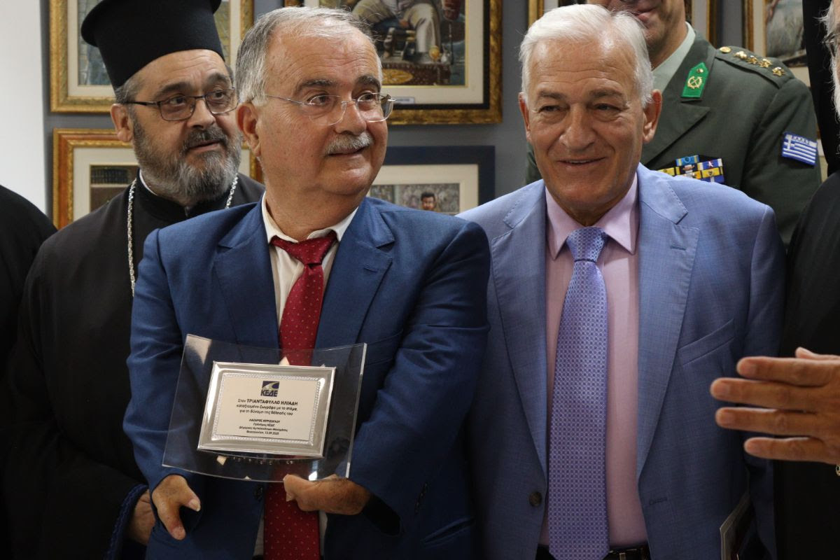 Η ΚΕΔΕ βράβευσε τον καλλιτέχνη Τριαντάφυλλο Ηλιάδη στη ΔΕΘ