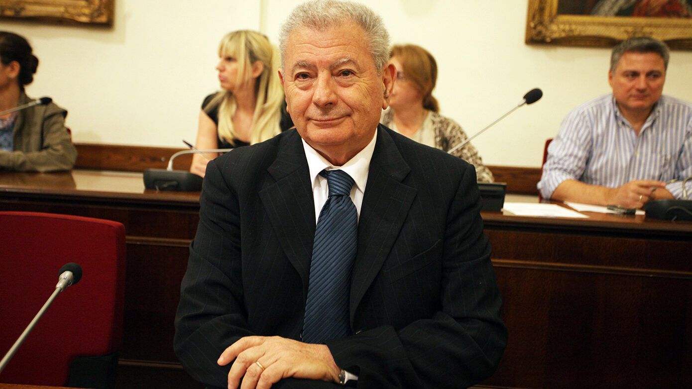 Άρχισε η δίκη για τον θάνατο του Σήφη Βαλυράκη – «Τον δολοφόνησαν…», κατέθεσε η σύζυγός του ως πρώτη μάρτυρας