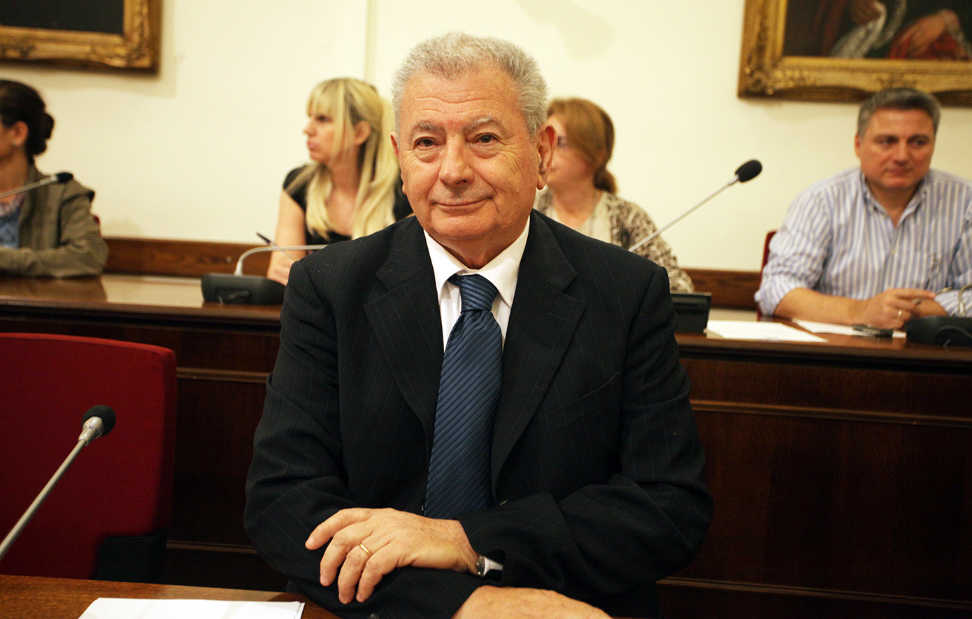 Άρχισε η δίκη για τον θάνατο του Σήφη Βαλυράκη – «Τον δολοφόνησαν…», κατέθεσε η σύζυγός του ως πρώτη μάρτυρας