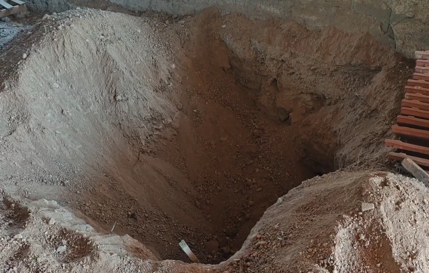 Αυτός είναι ο απομονωμένος στάβλος όπου η 62χρονη έθαψε τη μητέρα της στη Βοιωτία – Οι έρευνες επικεντρώνονται στον συνεργό