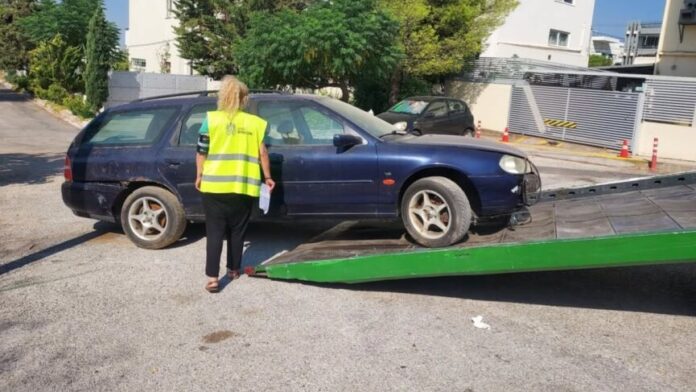 Απομάκρυνση εγκαταλελειμμένων αυτοκινήτων στον Δήμο Βριλησσίων