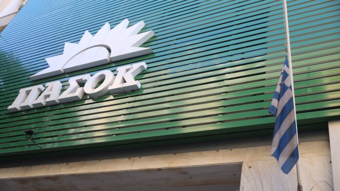 Πηγές ΠΑΣΟΚ για Τσίπρα: Από μίμηση της φωνής του Ανδρέα, τώρα δανείζεται ατάκες από τα δελτία Τύπου του ΠΑΣΟΚ