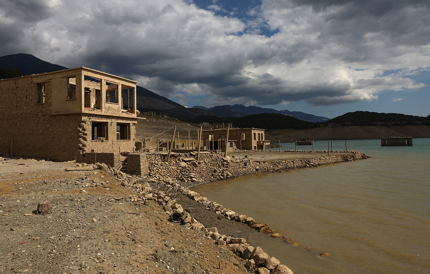 Το χαμένο χωριό Κάλλιο εμφανίστηκε ξανά από τα νερά της λίμνης Μόρνου λόγω της συνεχιζόμενης ξηρασίας – Δείτε εικόνες