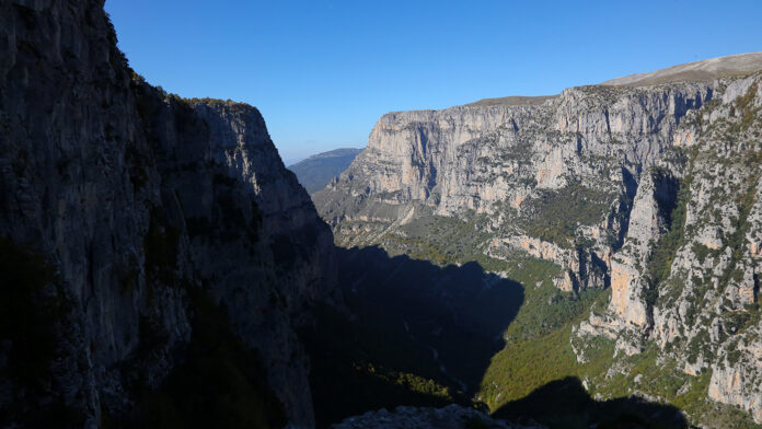 Εντατικοποιούνται οι έρευνες για την 65χρονη τουρίστρια που αγνοείται στο φαράγγι του Βίκου – Χρησιμοποιούνται drones
