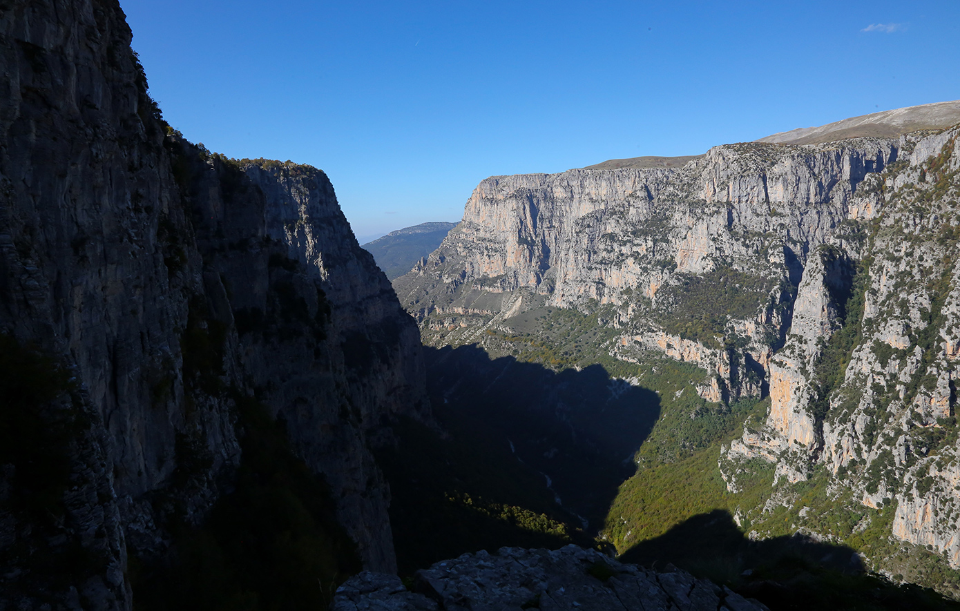 Εντατικοποιούνται οι έρευνες για την 65χρονη τουρίστρια που αγνοείται στο φαράγγι του Βίκου – Χρησιμοποιούνται drones