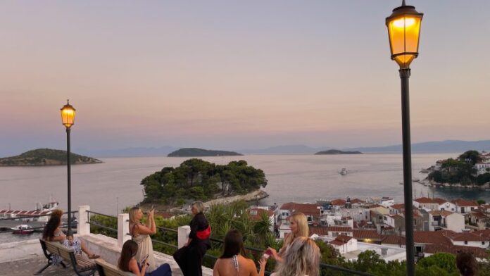 Δ.Σκιάθου: Φωτιστική μελέτη εκκλησιών και μονοπατιών από την Ελευθερία Ντεκώ