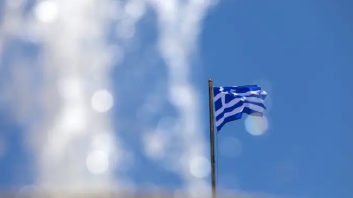 Δανή τουρίστρια καταδικάστηκε σε 9 μήνες φυλάκιση για αφαίρεση ελληνικής σημαίας από Αστυνομικό Τμήμα στη Ρόδο