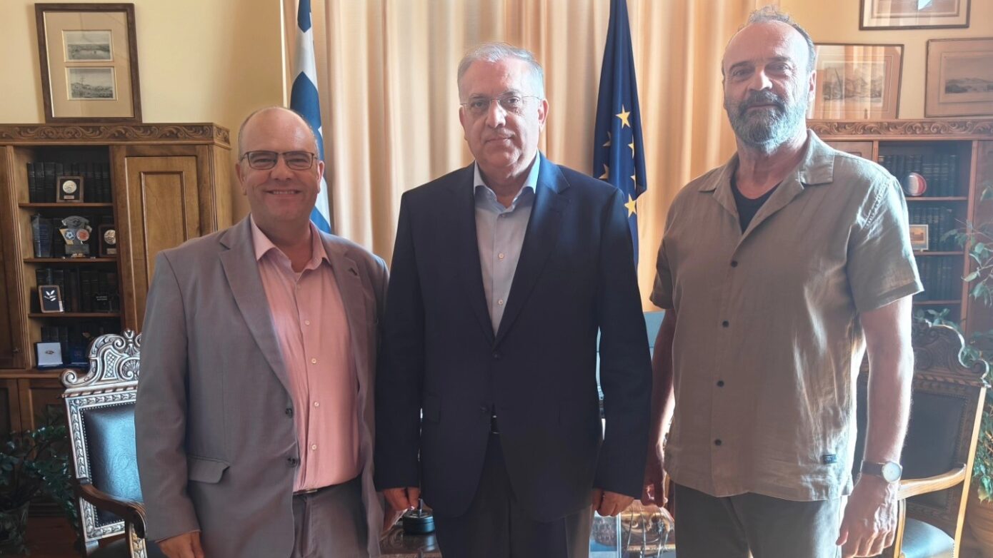 Ο Υπουργός Ανάπτυξης επισκέπτεται το δημαρχείο Σύρου – Ερμούπολης