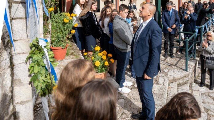 Ο Περιφερειάρχης Θεσσαλίας στο Ανθηρό Αργιθέας – Παρέλασαν δυο μαθητές