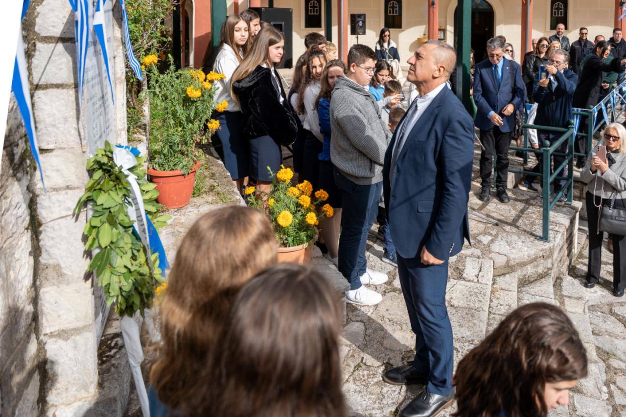 Ο Περιφερειάρχης Θεσσαλίας στο Ανθηρό Αργιθέας – Παρέλασαν δυο μαθητές